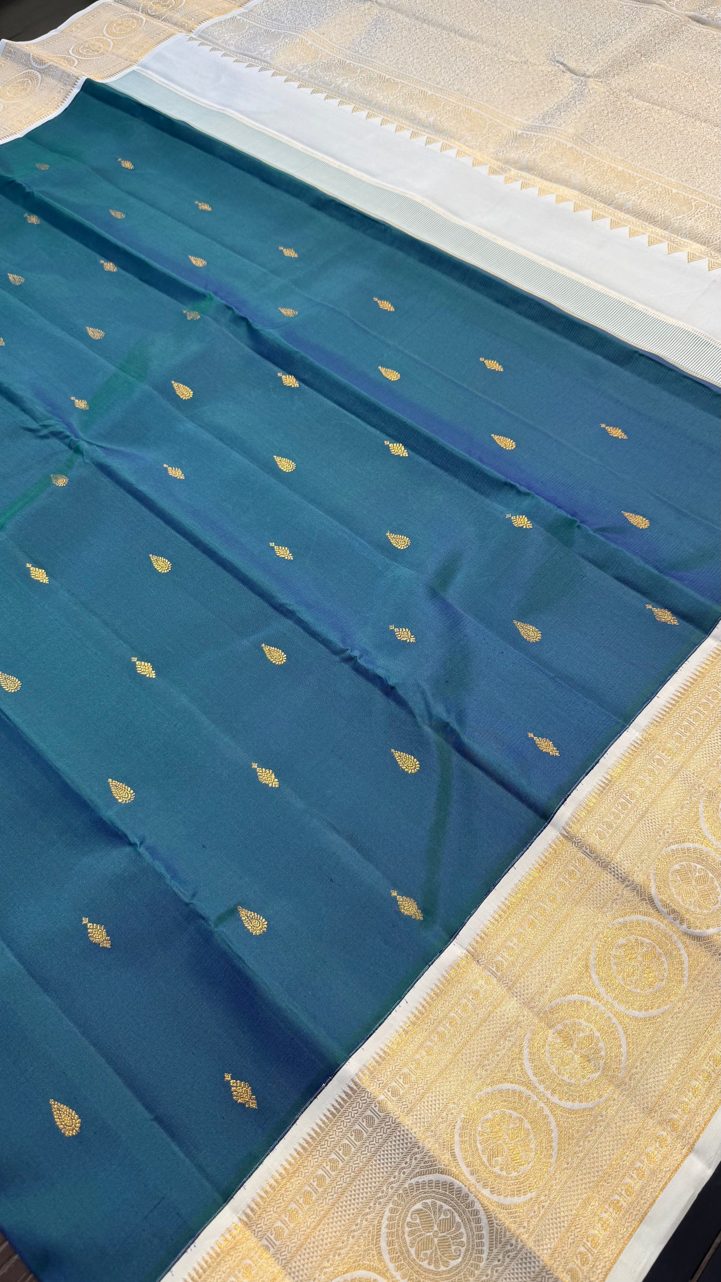 PEACOCK GREEN WITH CONTRAST WHITE GOLD ZARI HANDLOOM KANCHIPURAM SILK SAREE (KSS292)