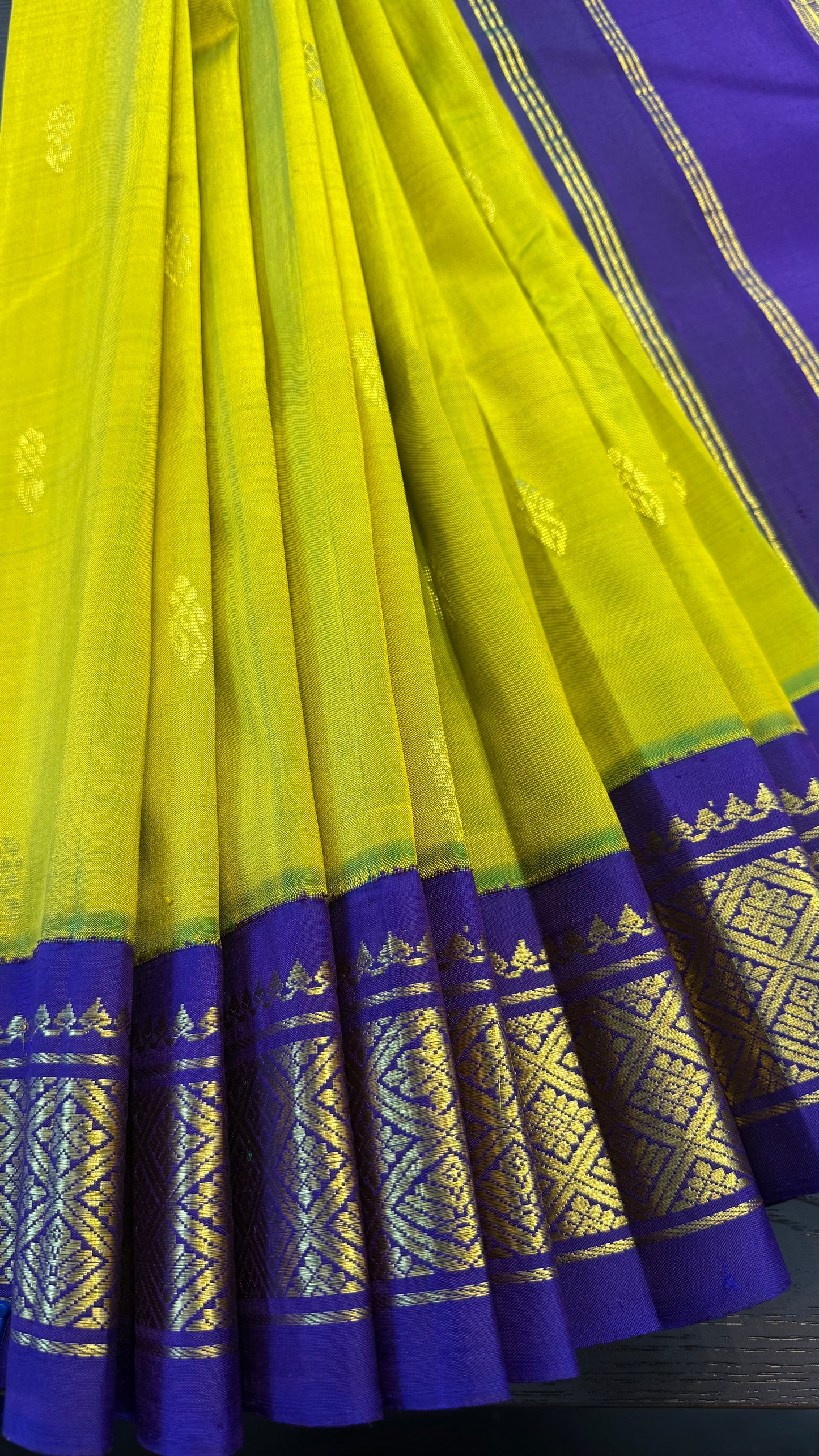 GREEN WITH CONTRAST PURPLE PURE HANDLOOM KANCHIPURAM SINGLE SIDE BORDER SILK SAREE (KSSB12)