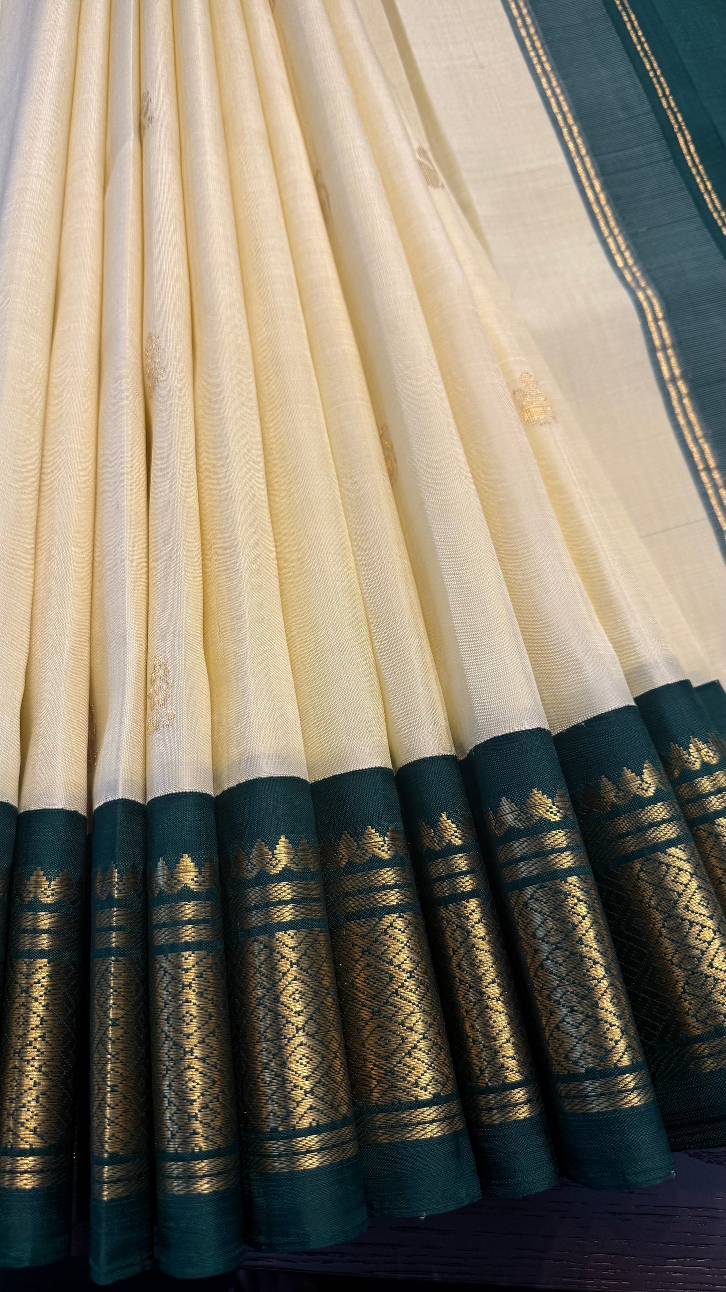 CREAM WITH CONTRAST GREEN PURE HANDLOOM KANCHIPURAM SINGLE SIDE BORDER SILK SAREE (KSSB06)