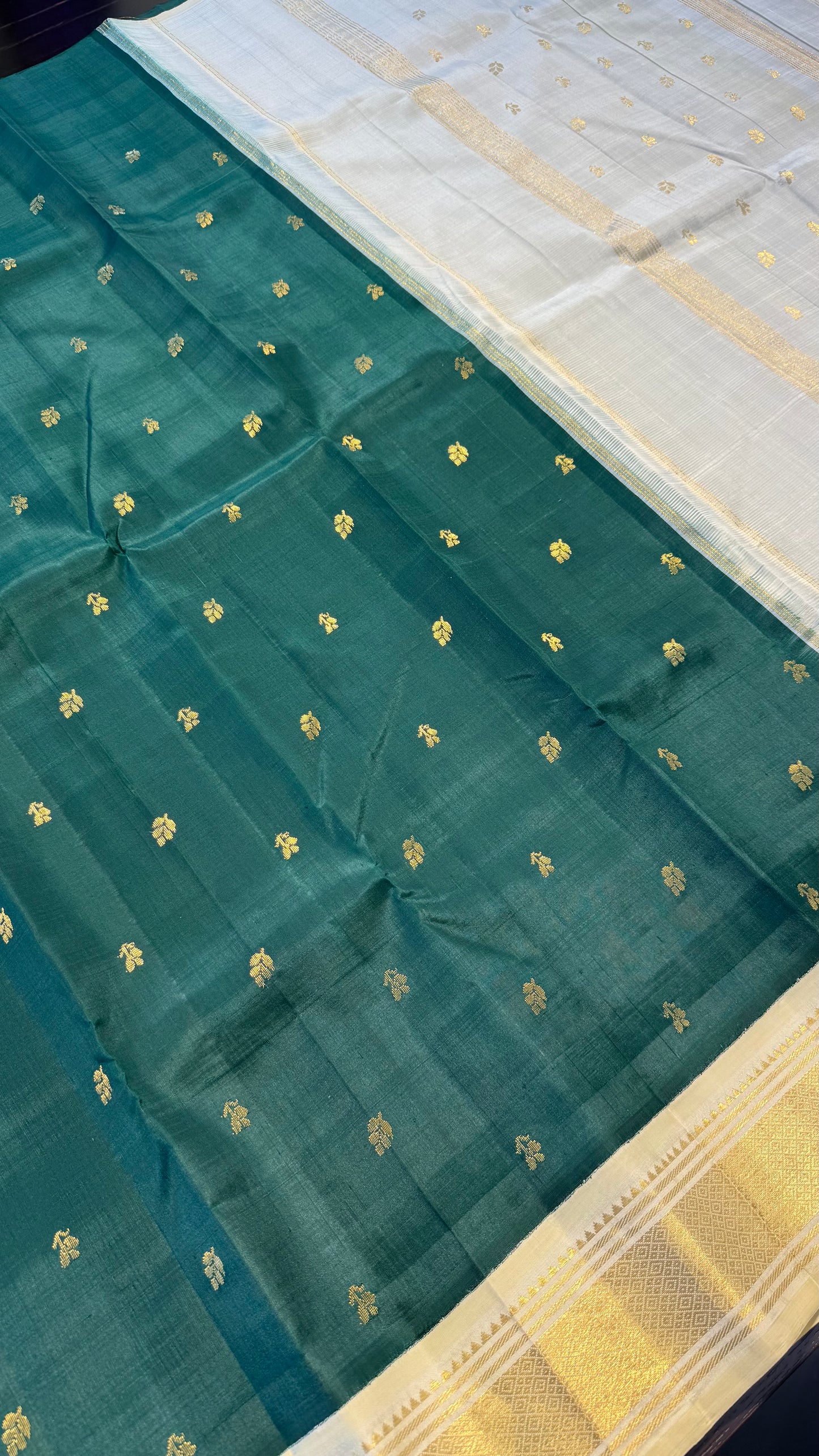 GREEN WITH CONTRAST GOLD PURE HANDLOOM KANCHIPURAM SINGLE SIDE BORDER SILK SAREE (KSSB24)