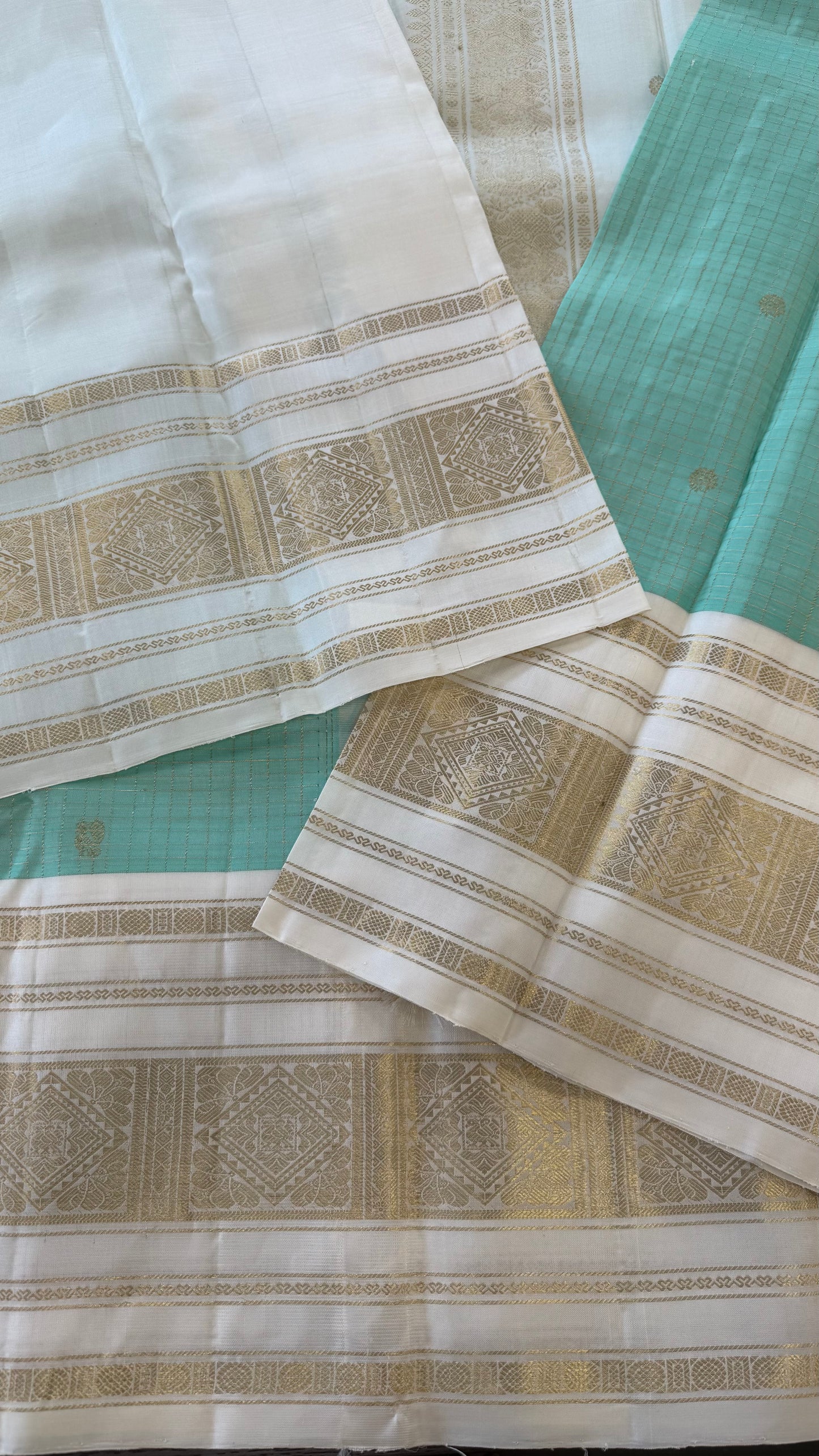 MINT GREEN WITH CONTRAST WHITE GOLD ZARI HANDLOOM KANICHIPURAM SILK SAREE (KSS202)