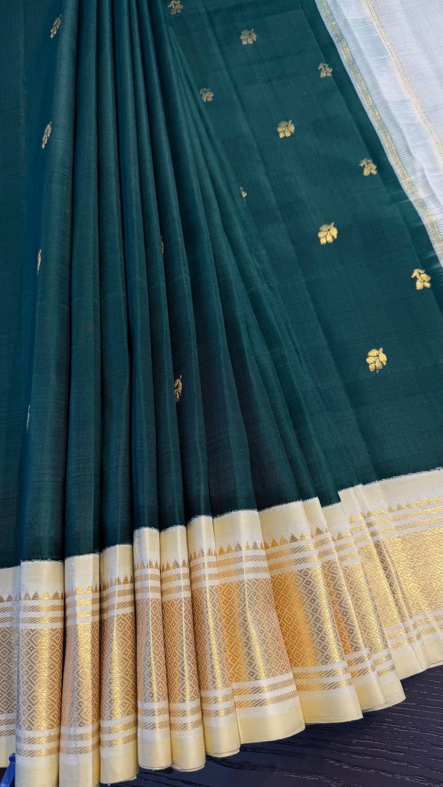 GREEN WITH CONTRAST GOLD PURE HANDLOOM KANCHIPURAM SINGLE SIDE BORDER SILK SAREE (KSSB24)
