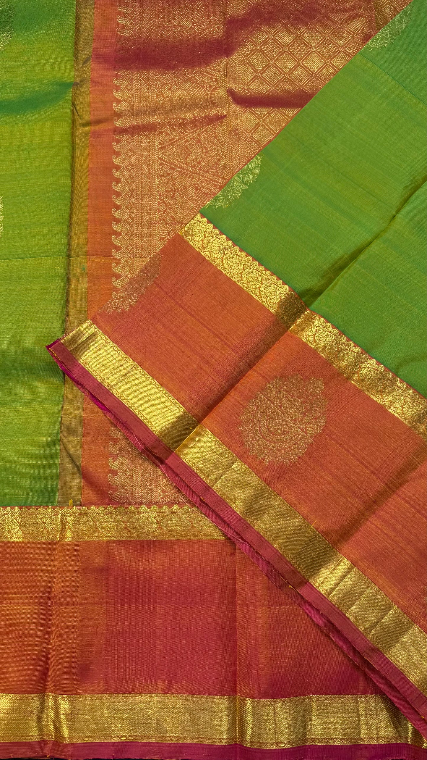 PARROT GREEN WITH DUAL TONE ORANGE CONTRAST HANDLOOM KANCHIPURAM SILK SAREE (KSS353)