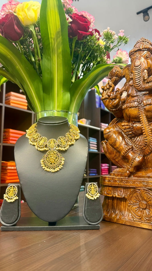 Thanya Short Necklace Jewellery Set