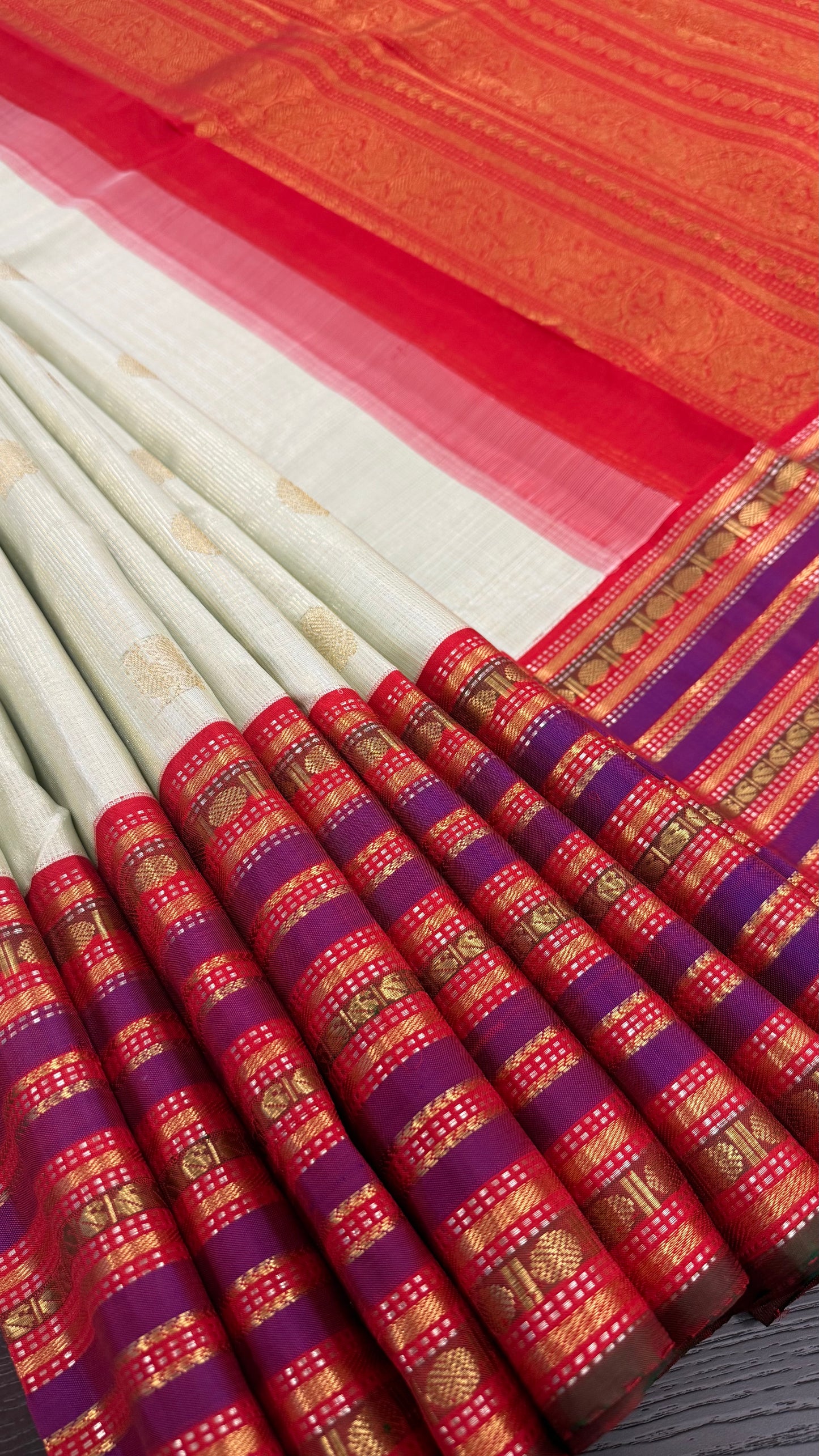 PASTEL PISTACHIO GREEN KORVAI CONTRAST RED BORDER GOLD ZARI HANDLOOM KANICHIPURAM SILK SAREE (KSS46)