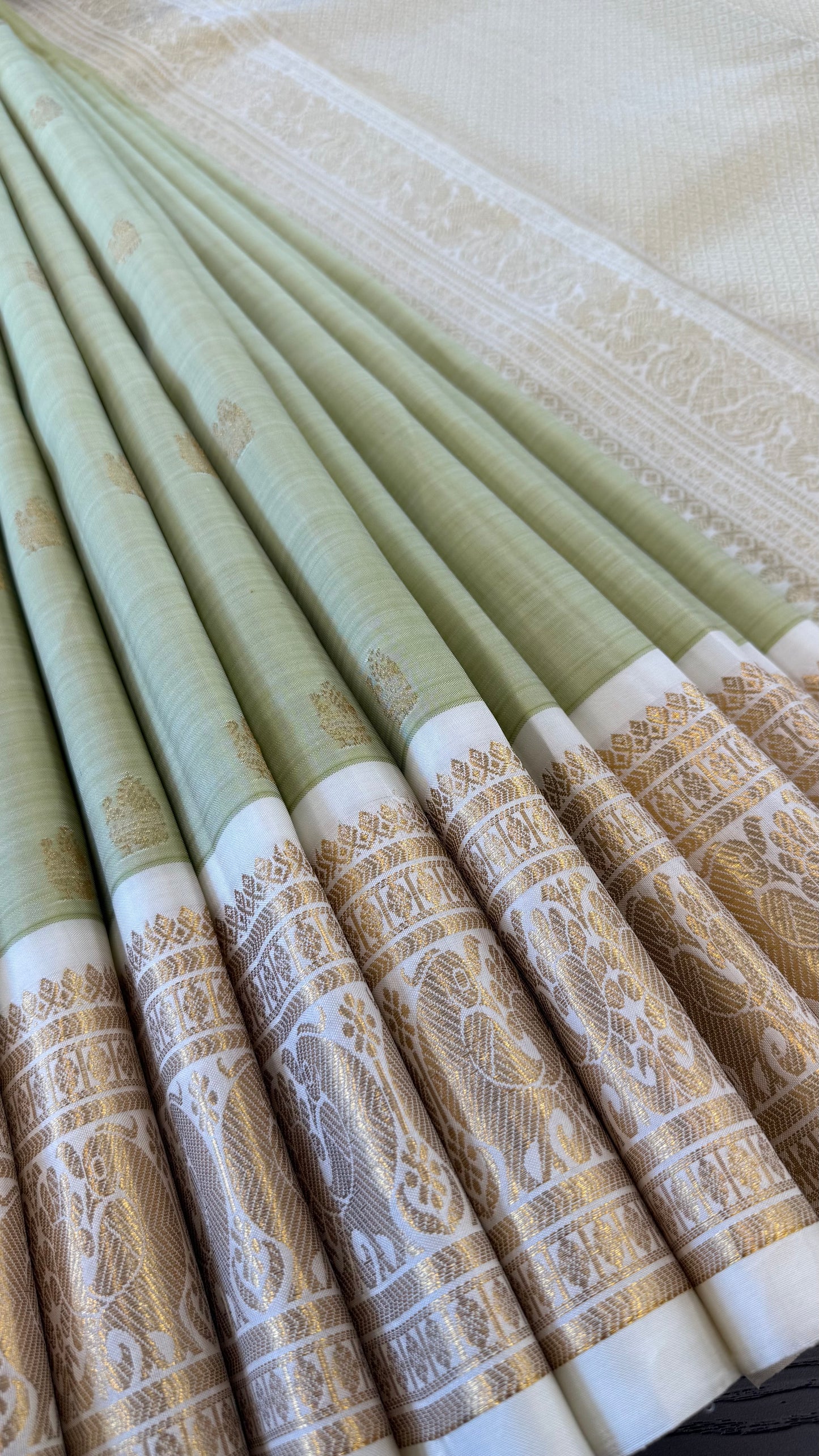 PASTEL MINT GREEN WITH CONTRAST OFF WHITE GOLD ZARI HANDLOOM KANICHIPURAM SILK SAREE (KSS86)