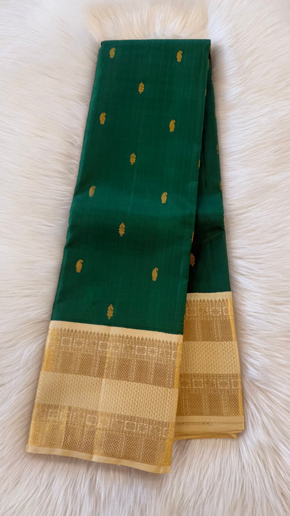 BOTTLE GREEN WITH CONTRAST CREAM GOLD ZARI HANDLOOM KANICHIPURAM SILK SAREE (KSS263)
