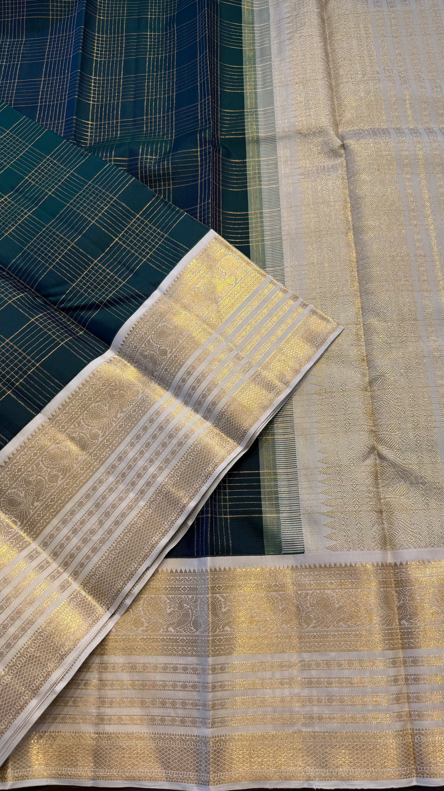 PEACOCK GREEN CHECKED WITH CONTRAST WHITE GOLD ZARI HANDLOOM KANCHIPURAM SILK SAREE (KSS458)