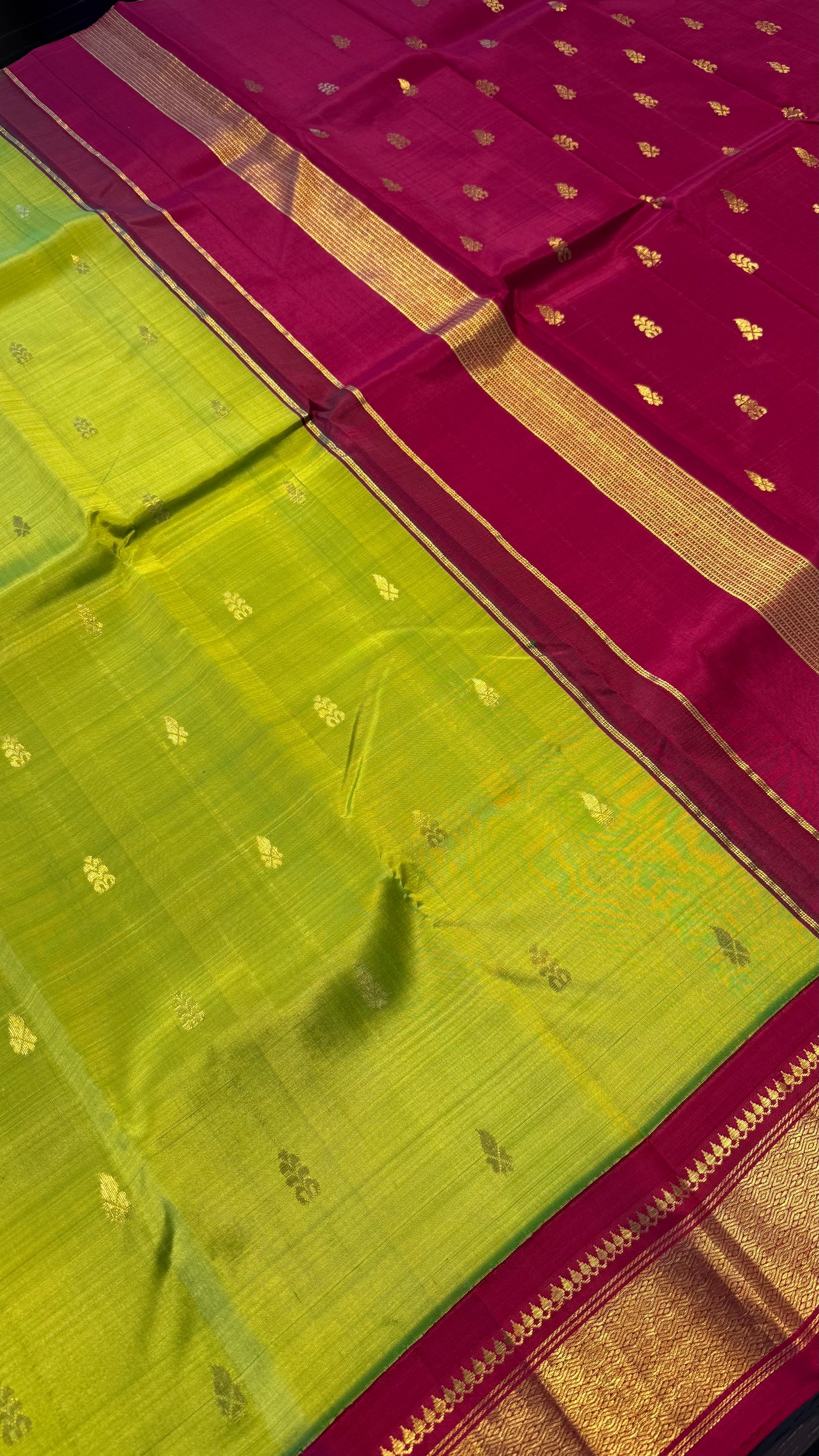PARROT GREEN WITH CONTRAST RED PURE HANDLOOM KANCHIPURAM SINGLE SIDE BORDER SILK SAREE (KSSB14)