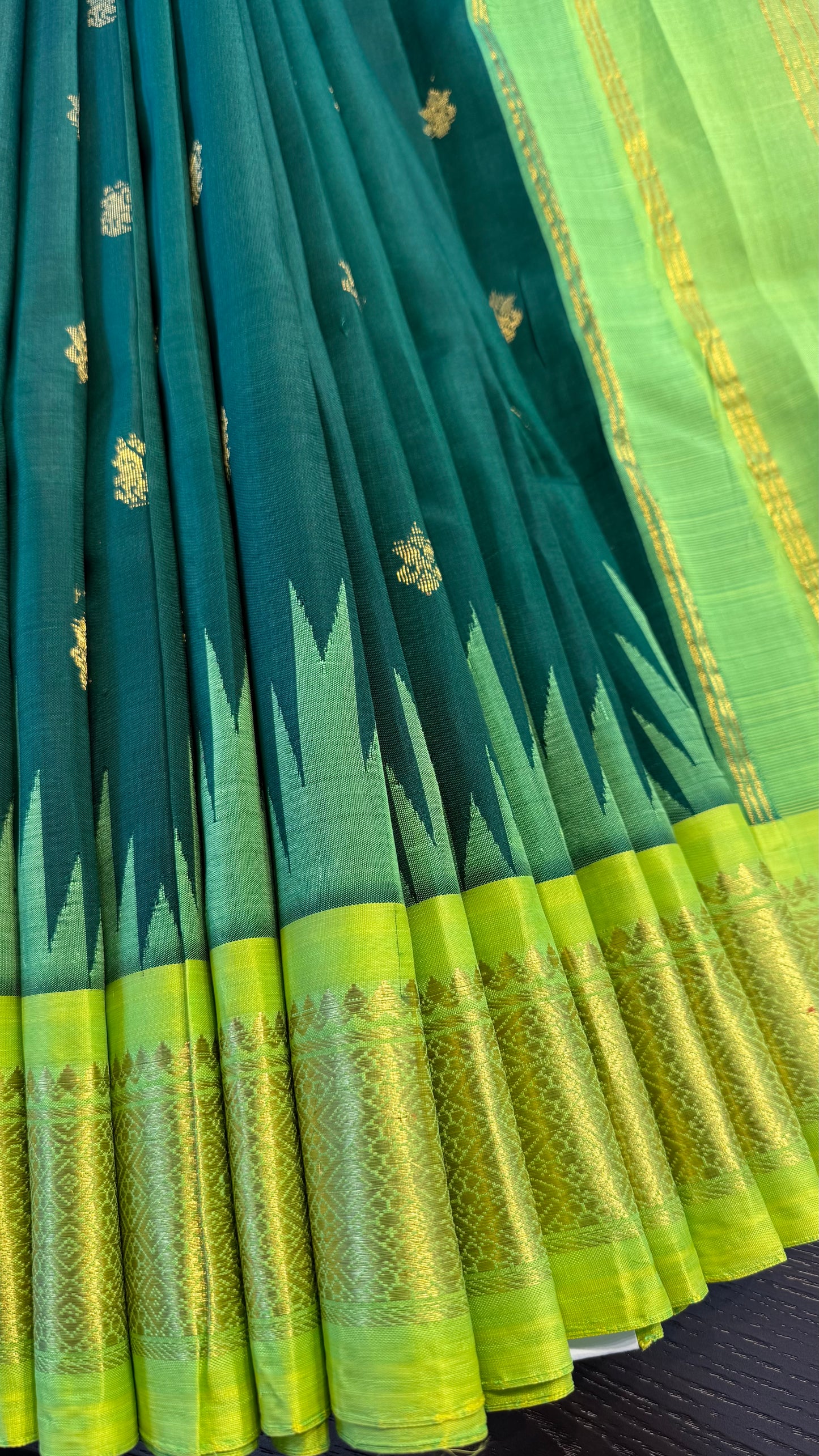 BOTTLE GREEN WITH CONTRAST BRIGHT GREEN PURE HANDLOOM KANCHIPURAM SINGLE SIDE BORDER SILK SAREE (KSSB27)