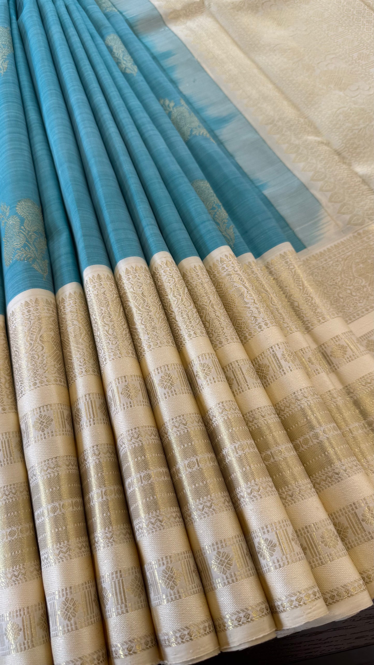 MINT GREEN WITH CONTRAST WHITE GOLD ZARI HANDLOOM KANICHIPURAM SILK SAREE (KSS52)