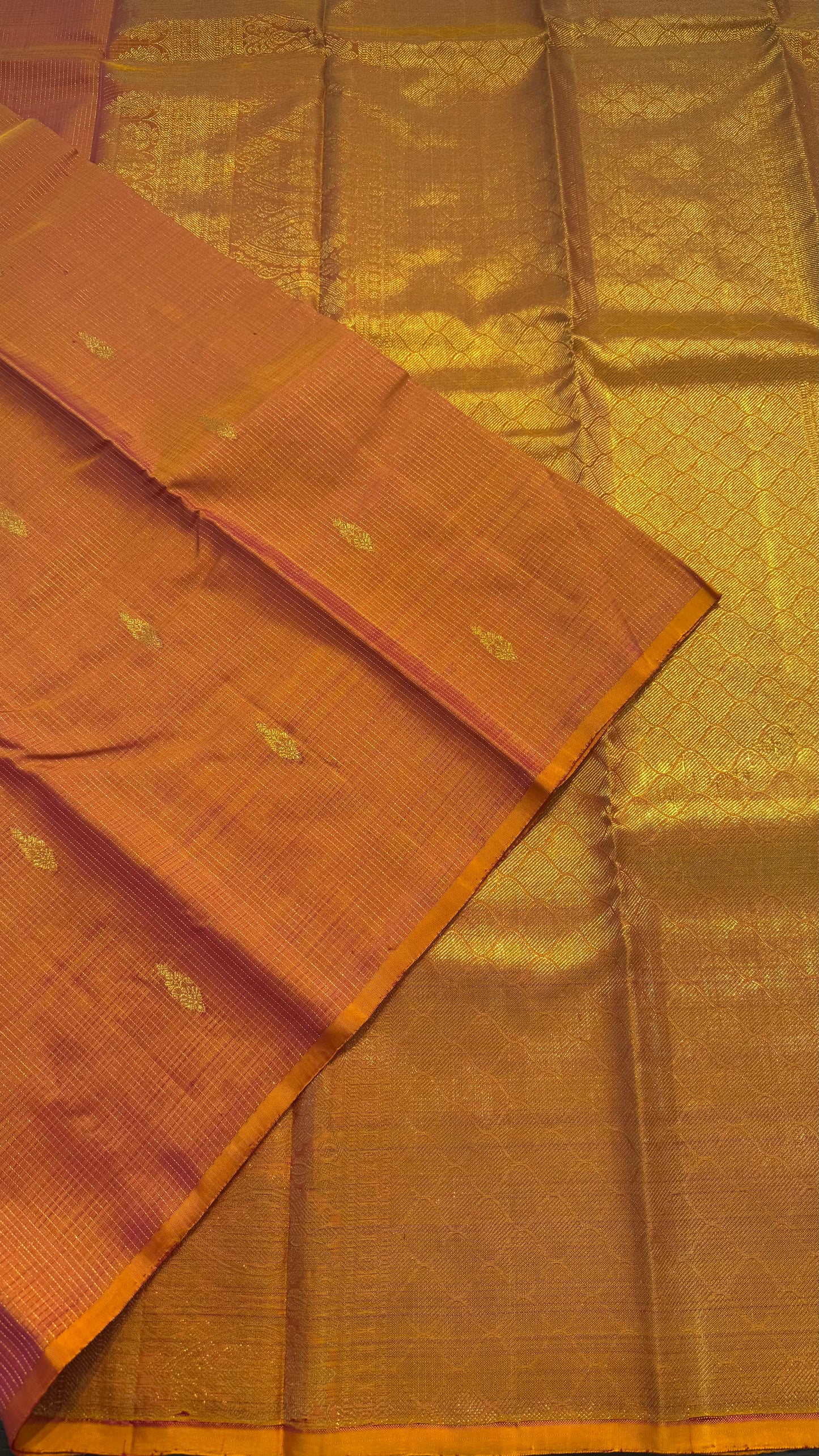 KANAKAMBARAM ORANGE PINK SMALL KATTAM BORDERLESS GOLD ZARI HANDLOOM KANICHIPURAM SILK SAREE (KSS79)