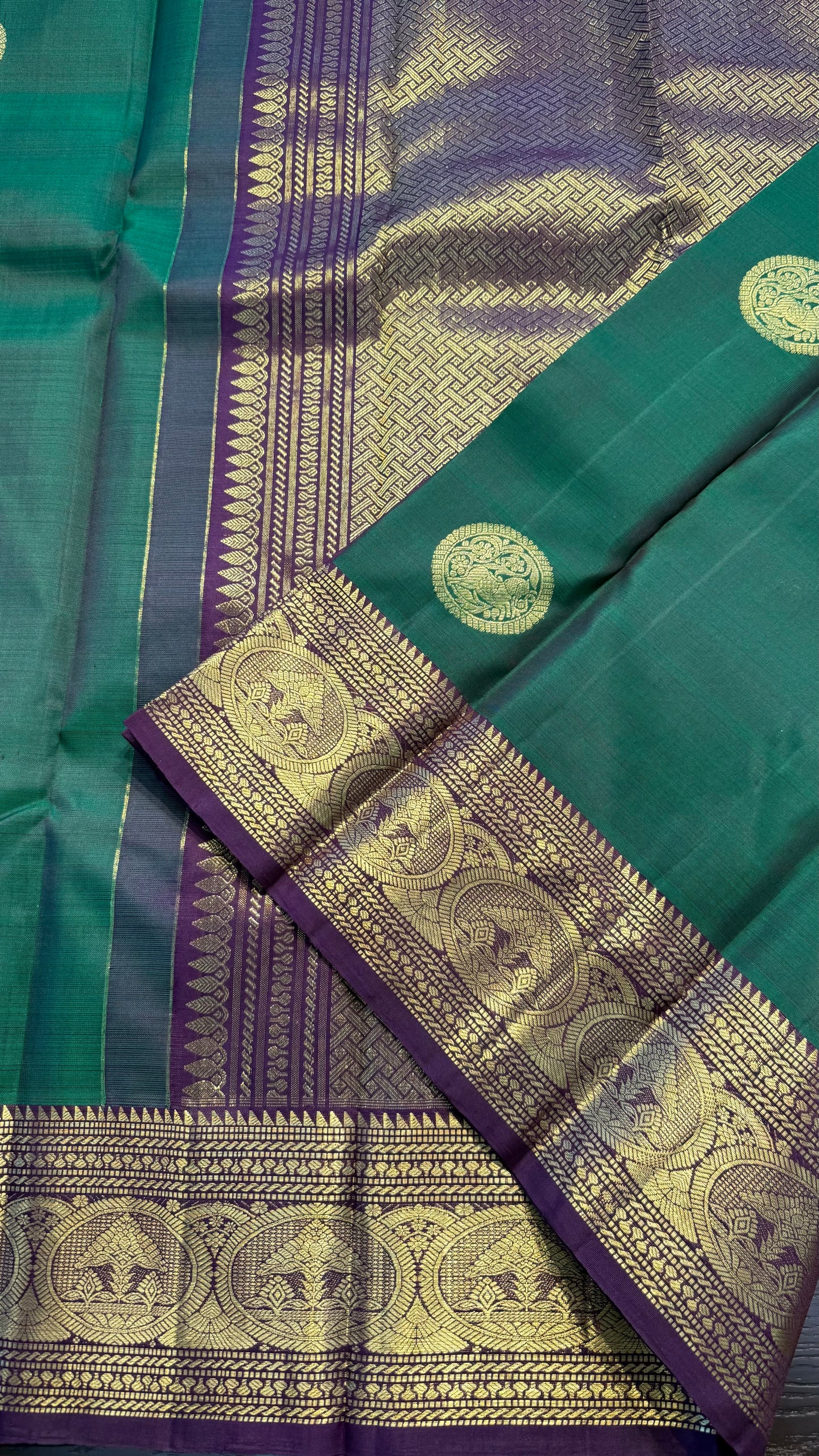 GREEN WITH CONTRATS PURPLE GOLD ZARI HANDLOOM KANCHIPURAM SILK SAREE (KSS438)