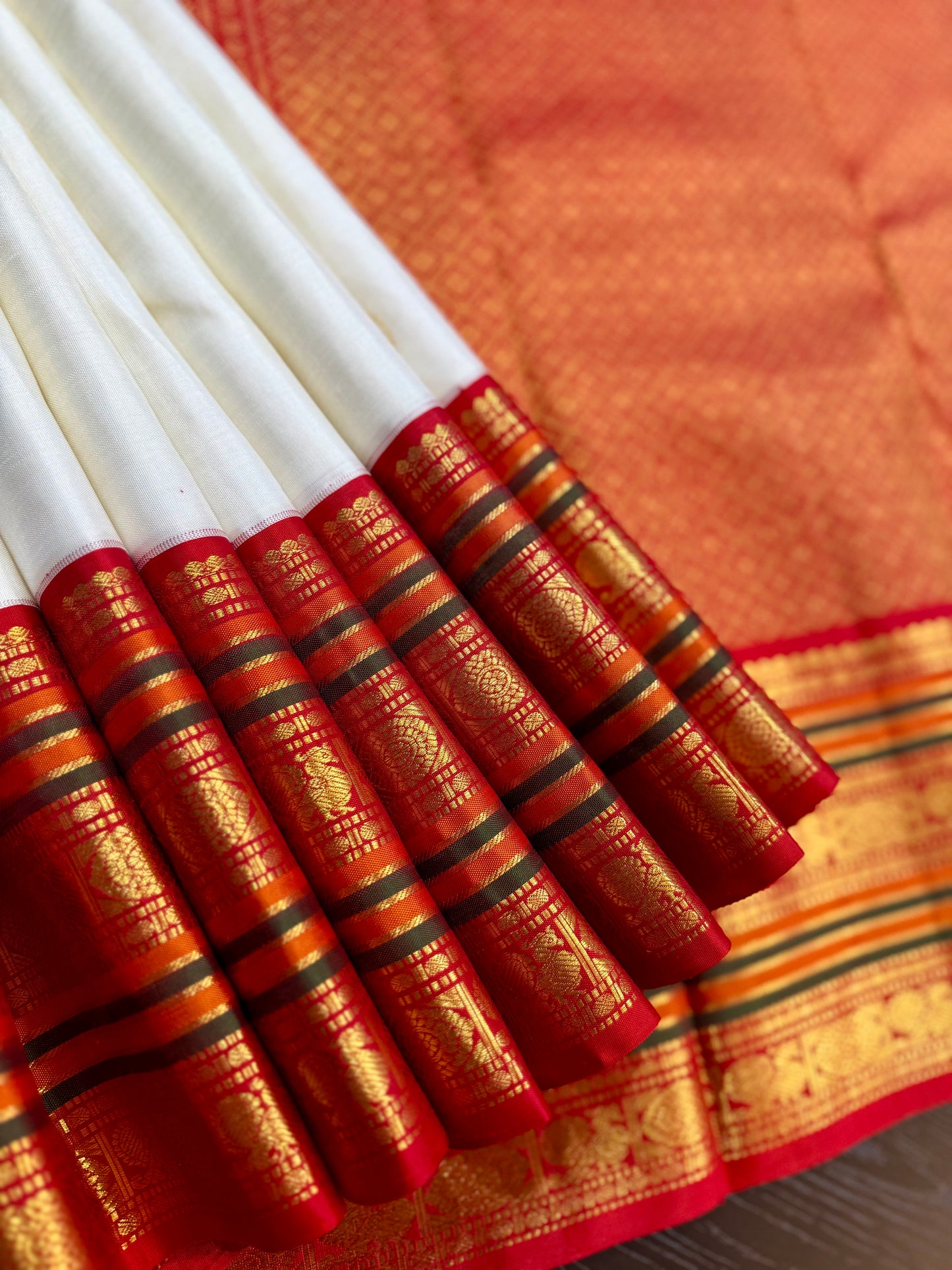 CLASSIC WHITE & RED PURE KANCHIPURAM HANDLOOM SILK SAREE (KSS701)