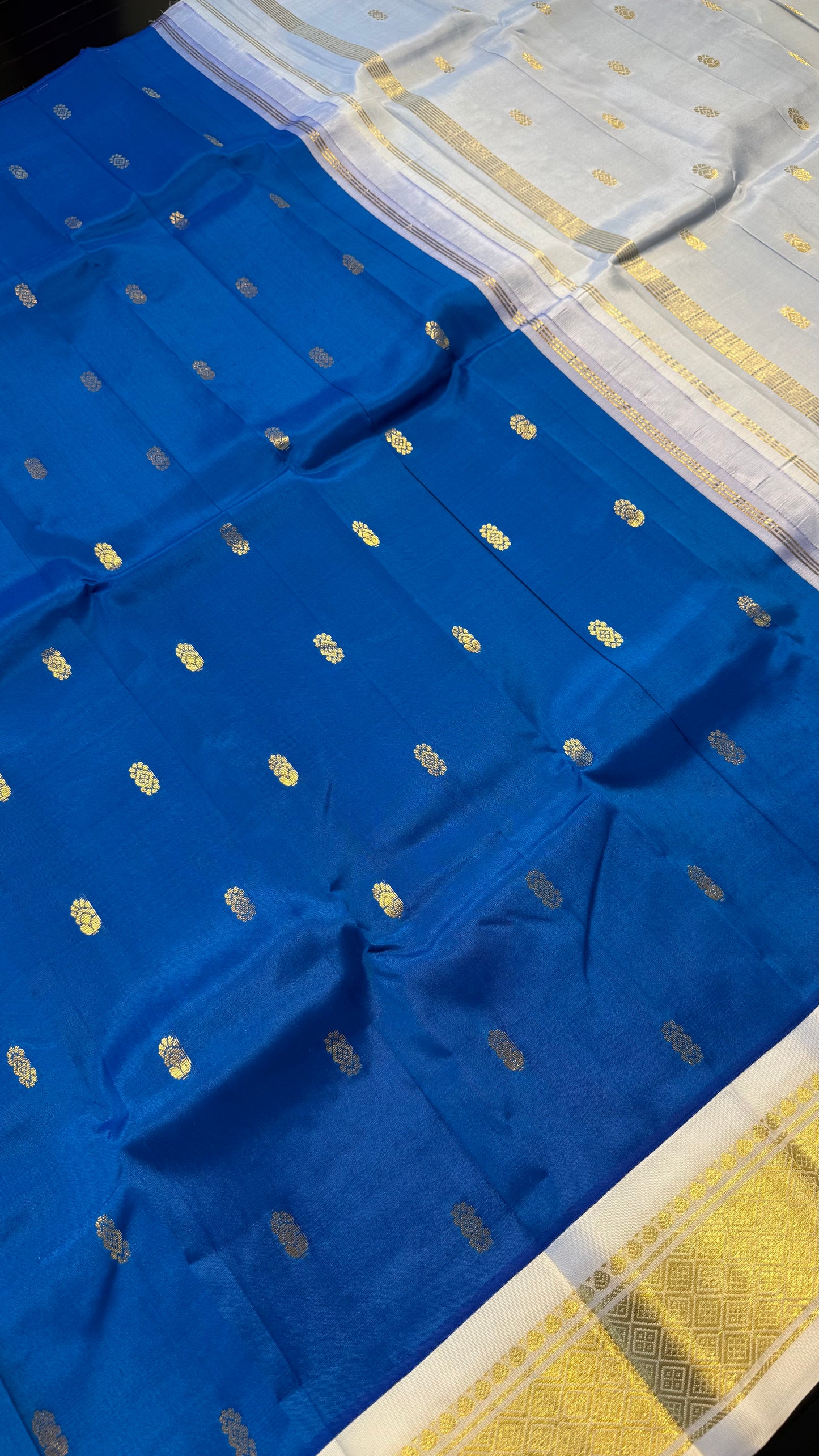 ROYAL BLUE WITH CONTRAST WHITE PURE HANDLOOM KANCHIPURAM SINGLE SIDE BORDER SILK SAREE (KSSB23)