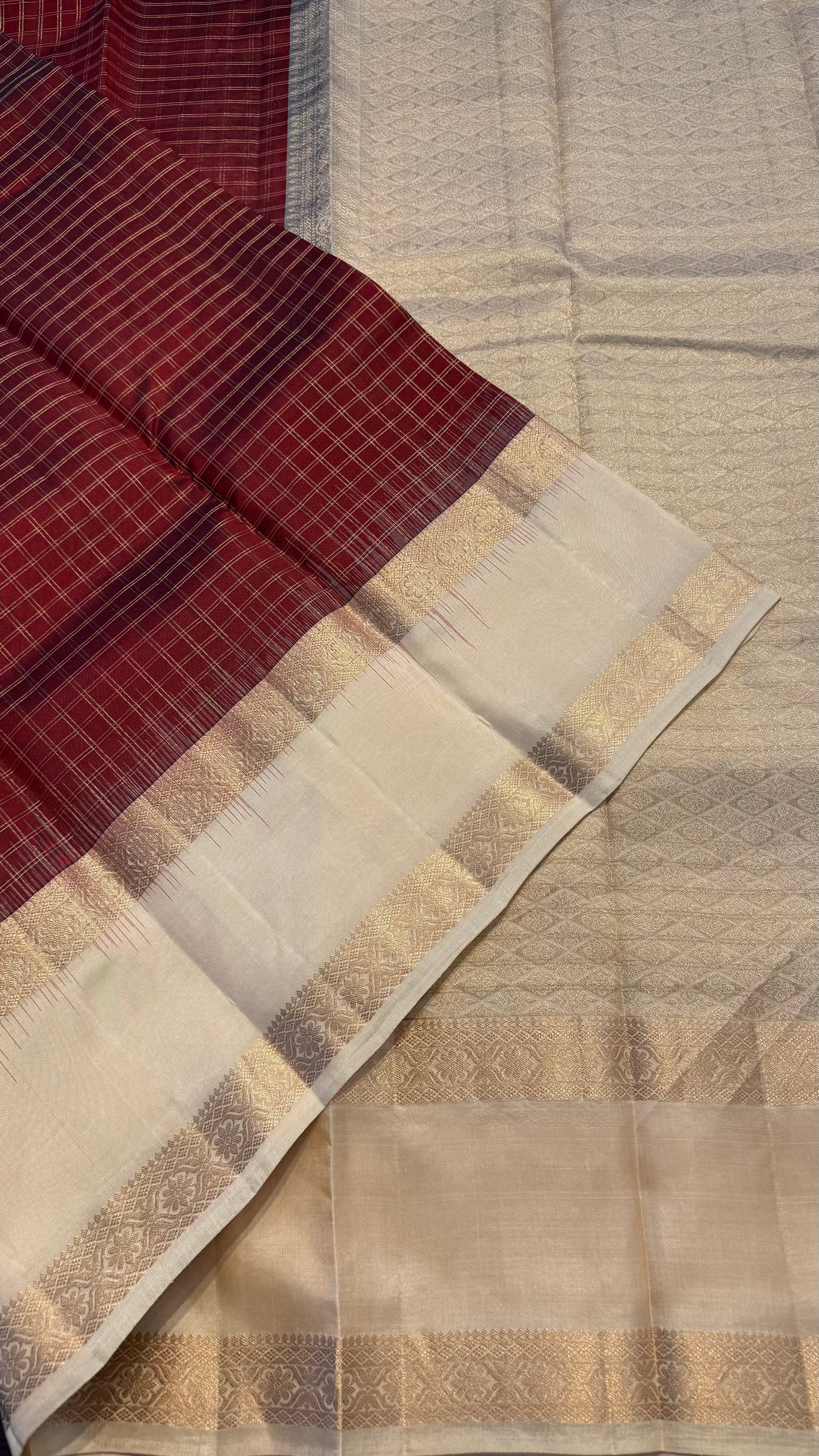MAROON CHECKED WITH CONTRAST CREAM RETTAI PETTA GOLD ZARI HANDLOOM KANICHIPURAM SILK SAREE (KSS272)