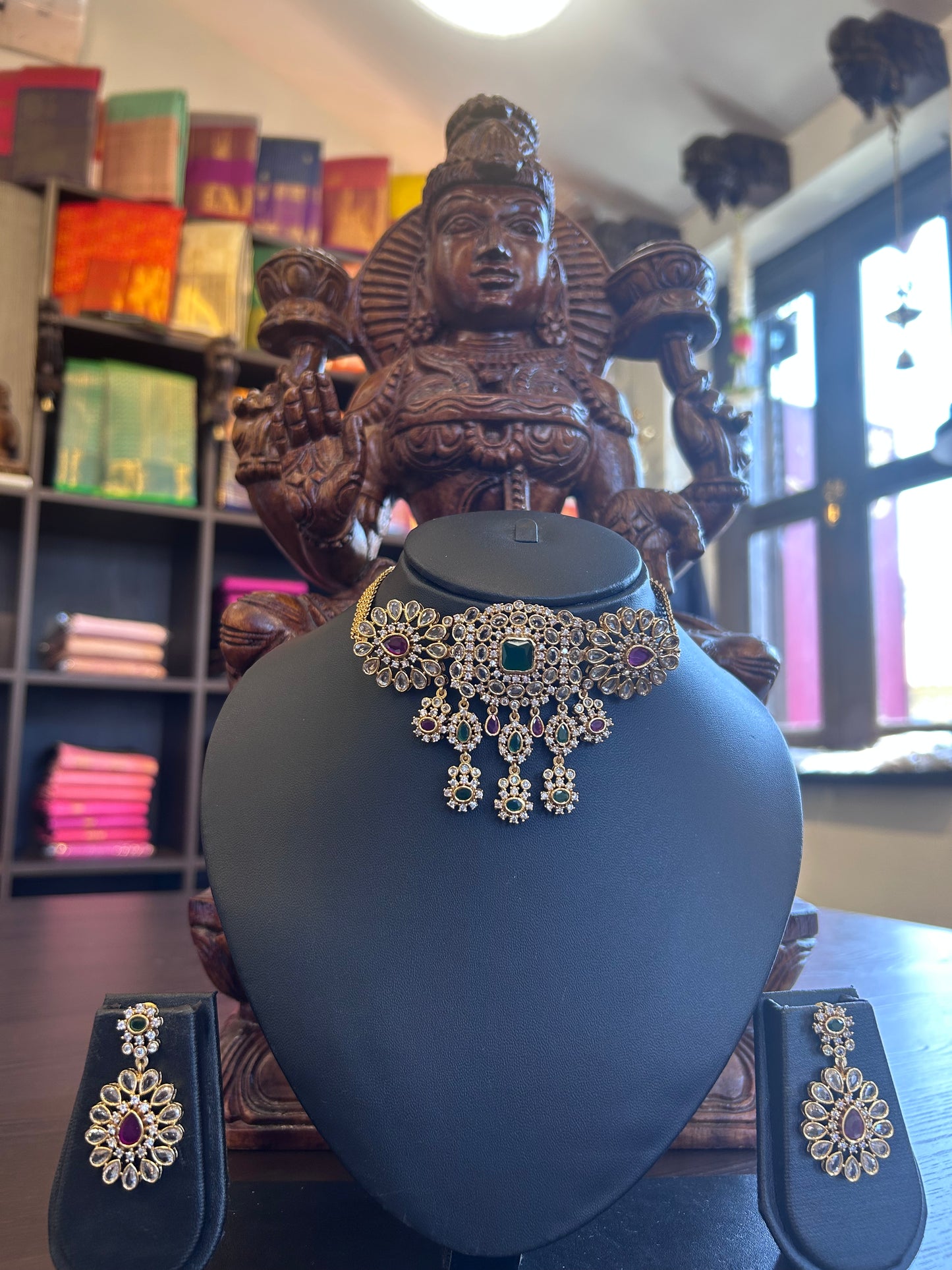 Vennila Choker