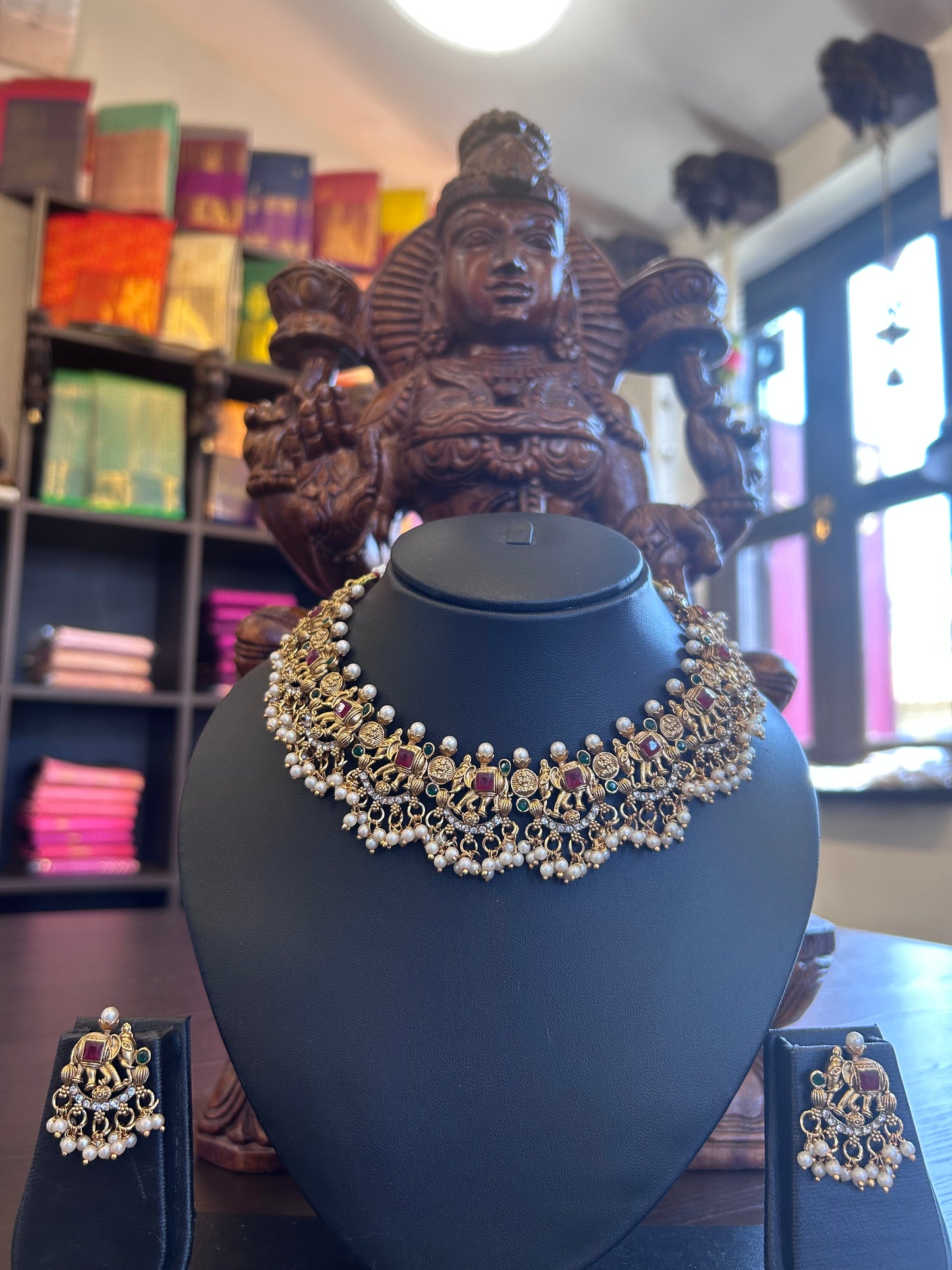 Oviya Choker