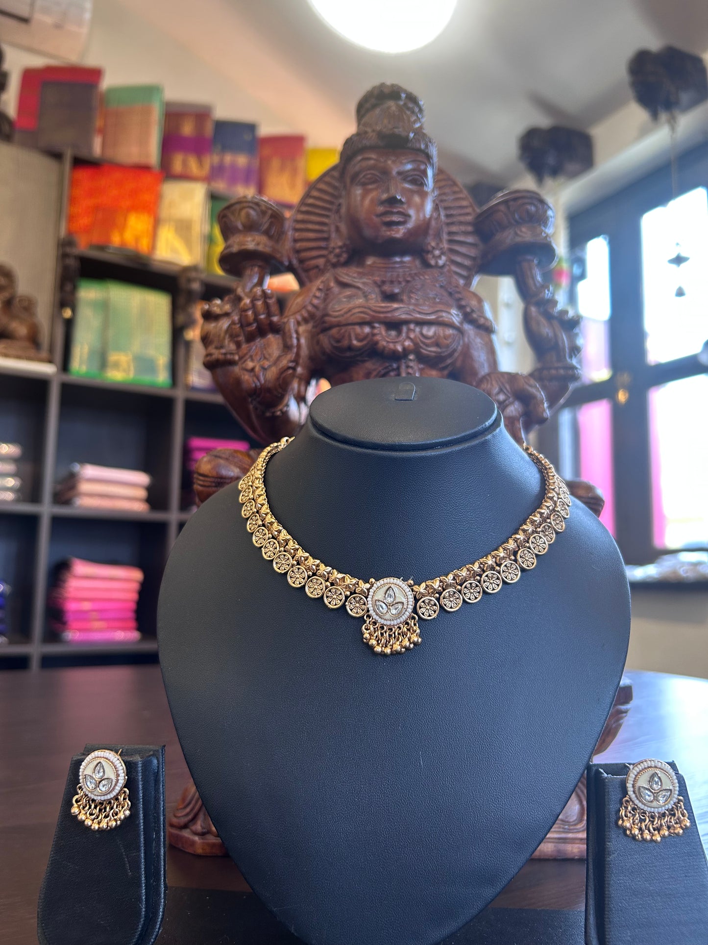 Diya Choker